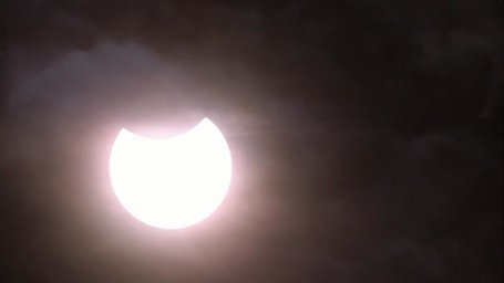 Москвичи увидели солнечное затмение