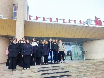 Обучающиеся 9-11 классов посетили кинотеатр "Мир" для просмотра фильма "Донбасс. Передовая Казаки".